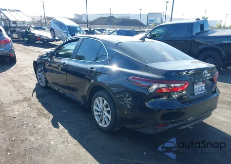 2022 Toyota Camry Le z USA, uszkodzony, nr VIN 4T1C11AK2NU682472